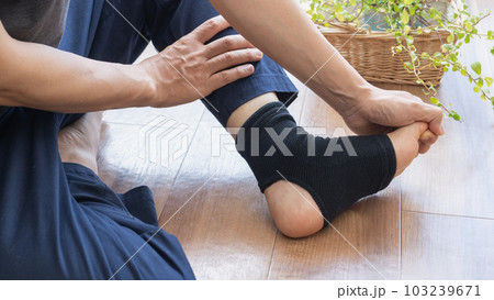 足首にサポーターをする男性 足首にサポーターをする男性 103239671