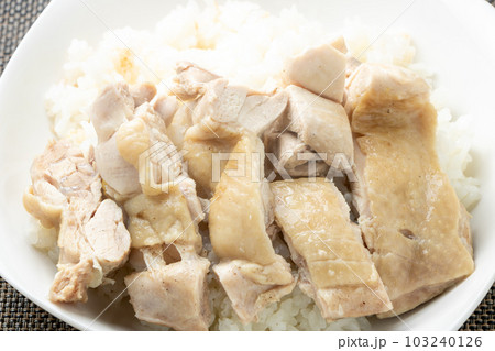 シンガポールチキンライス(海南鶏飯)風、鶏スープ炊きごはん鶏肉のせ。 シンガポールチキンライス(海南鶏飯)風、鶏スープ炊きごはん鶏肉のせ。 103240126