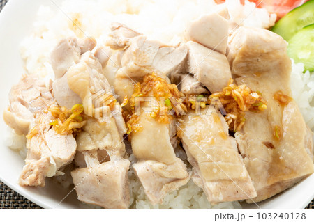 シンガポールチキンライス(海南鶏飯)風、鶏スープ炊きごはん鶏肉のせのアップ。 103240128