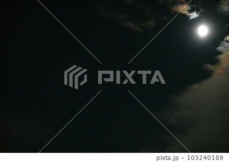 夜空と月の背景 夜空と月の背景 103240189