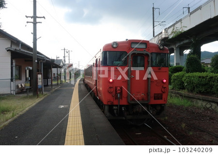 周防花岡駅に停車中の気動車 周防花岡駅に停車中の気動車 103240209
