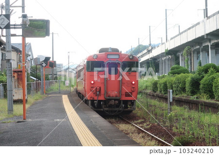 周防花岡駅を出発する列車 周防花岡駅を出発する列車 103240210