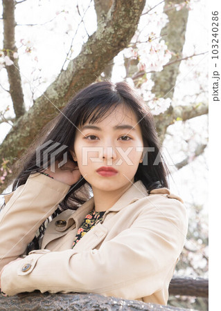 桜と女性 103240286