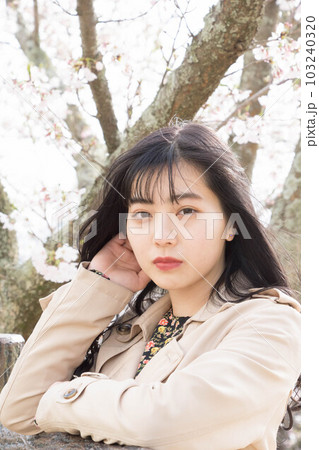 桜と女性 103240320