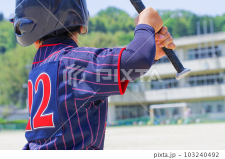 野球を頑張る少年の後ろ姿 野球を頑張る少年の後ろ姿 103240492