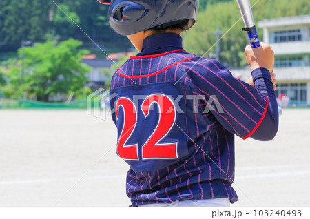 野球を頑張る少年の後ろ姿 103240493