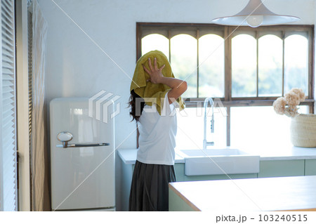 髪の毛を拭く女性のポートレート 103240515