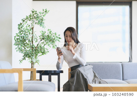 女性　スマホ 103240590