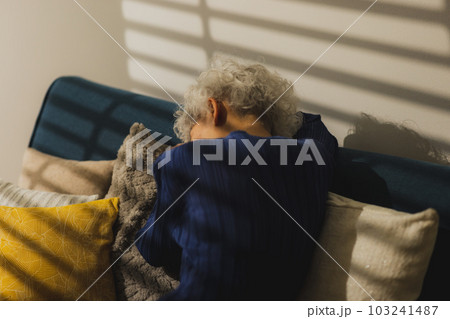 落ち込む高齢者の女性 103241487