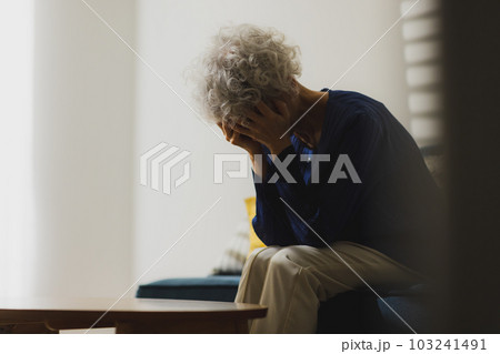 落ち込む高齢者の女性 103241491
