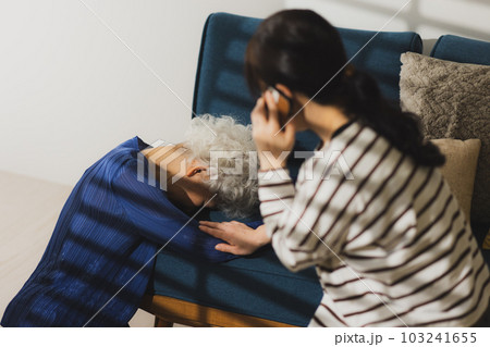 落ち込む高齢者の女性 103241655