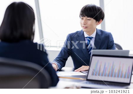会議室で打合せをする男女 103241921