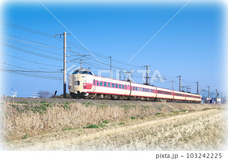 直線区間を高速で通過する特急やくも号：国鉄色リバイバル編成（イラスト風） 103242225