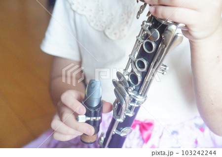 クラリネットを組み立て中の女の子。吹奏楽部に入部したての女の子。 103242244