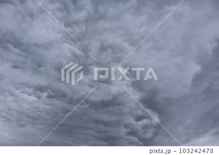 空に描かれた雲でできた模様Ⅲ～ライトグレー 103242478