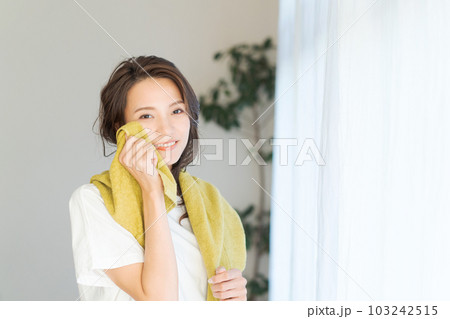 朝目覚めた女性のポートレート 朝目覚めた女性のポートレート 103242515