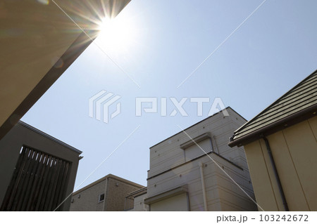 住宅地の空にまぶしい太陽 住宅地の空にまぶしい太陽 103242672