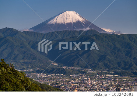 《山梨県》富士山と甲府市の街並み・見晴らし広場の眺望 103242693