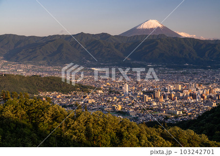 《山梨県》富士山と甲府市の夕暮れ・千代田湖白山の眺望 103242701