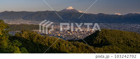 《山梨県》富士山と甲府市の夕暮れ・千代田湖白山の眺望 《山梨県》富士山と甲府市の夕暮れ・千代田湖白山の眺望 103242702