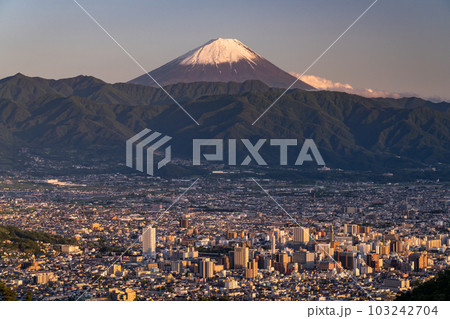 《山梨県》富士山と甲府市の夕暮れ・千代田湖白山の眺望 103242704