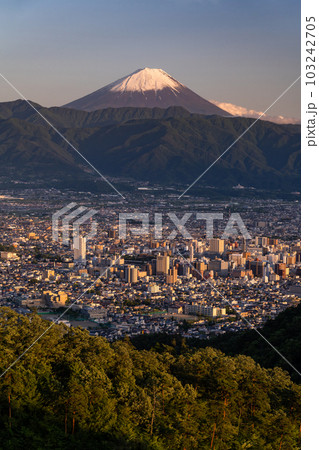 《山梨県》富士山と甲府市の夕暮れ・千代田湖白山の眺望 103242705