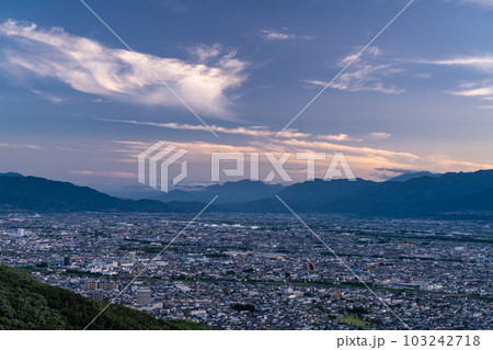 《山梨県》甲府盆地に広がる街並みの夕暮れ・千代田湖白山の眺望 103242718