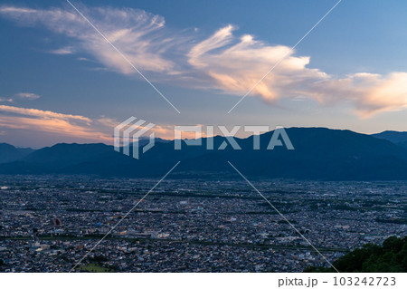 《山梨県》甲府盆地に広がる街並みの夕暮れ・千代田湖白山の眺望 103242723