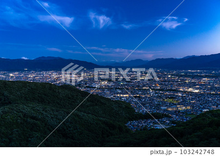 《山梨県》甲府盆地に広がる街並みの夜景・千代田湖白山の眺望 《山梨県》甲府盆地に広がる街並みの夜景・千代田湖白山の眺望 103242748