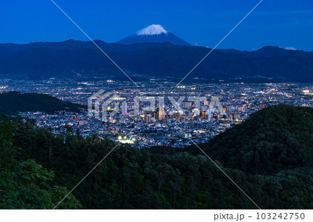 《山梨県》富士山と甲府市の夜景・千代田湖白山の眺望 103242750