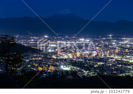 《山梨県》富士山と甲府市の夜景・千代田湖白山の眺望 103242779