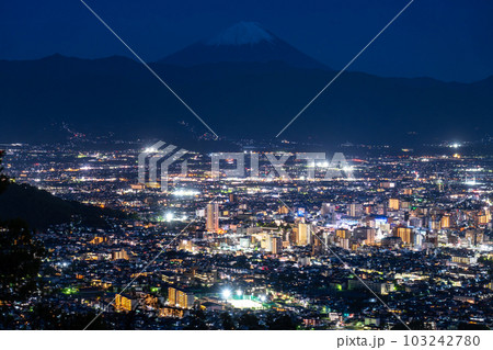 《山梨県》富士山と甲府市の夜景・千代田湖白山の眺望 103242780