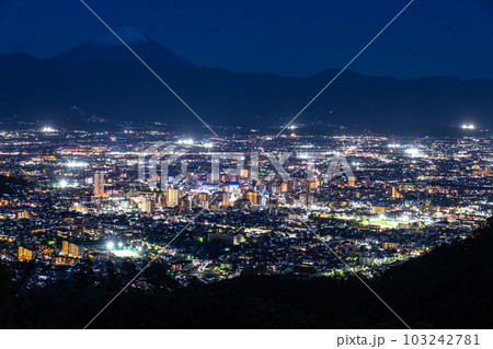 《山梨県》富士山と甲府市の夜景・千代田湖白山の眺望 103242781