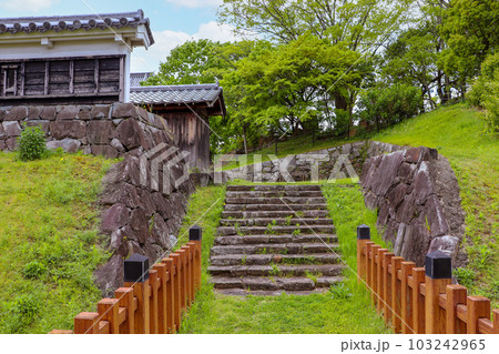 京都長岡京の勝龍寺城搦手口 103242965