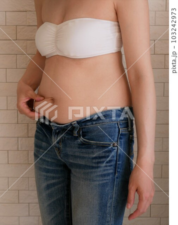 お腹周りが気になる若い女性 103242973