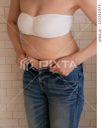 デニムが入らなくなってしまった若い女性 103242974