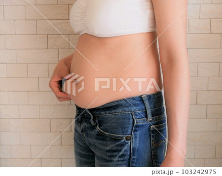 お腹周りが気になる若い女性 103242975