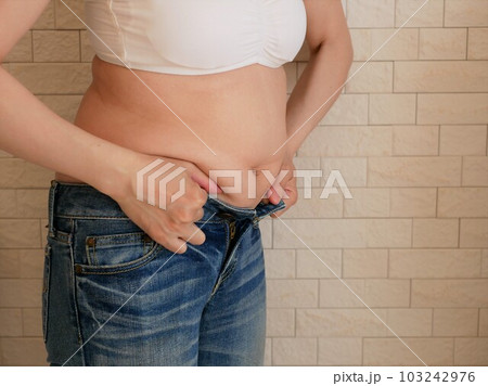 デニムが入らなくなってしまった若い女性 103242976