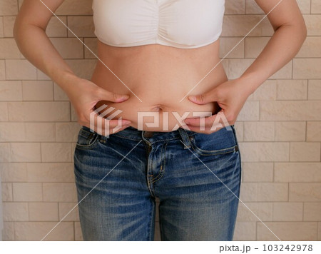お腹周りが気になる若い女性 103242978