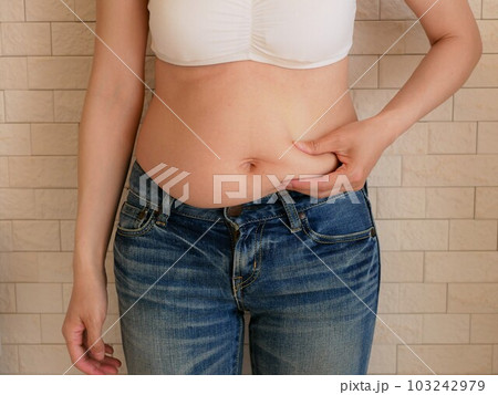 お腹周りが気になる若い女性 103242979