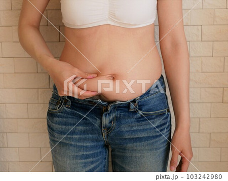お腹周りが気になる若い女性 103242980