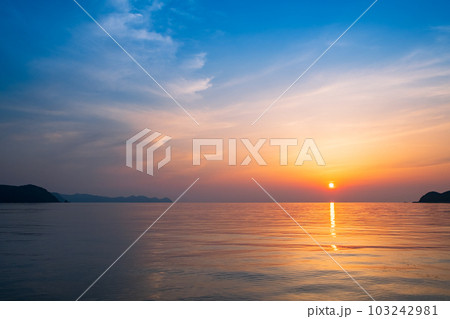 若狭湾の夕暮れ（福井県美浜町） 103242981