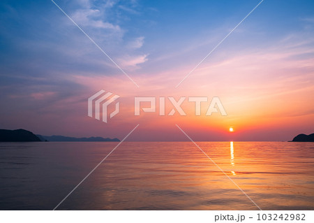 若狭湾の夕暮れ(福井県美浜町) 若狭湾の夕暮れ(福井県美浜町) 103242982