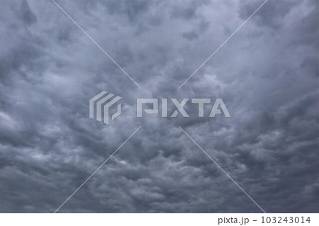 空に描かれた雲でできた模様Ⅵ～ダークグレー 103243014