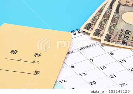 給料袋と紙幣のイメージ 給料袋と紙幣のイメージ 103243129