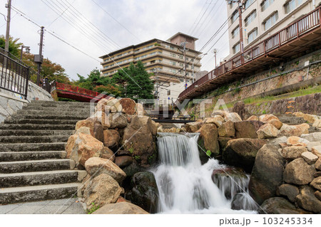 秋の有馬温泉街 103245334