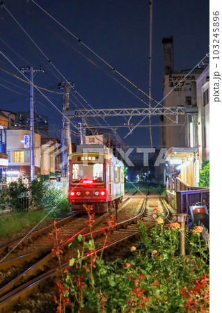 夜の都電荒川線の風景 103245896