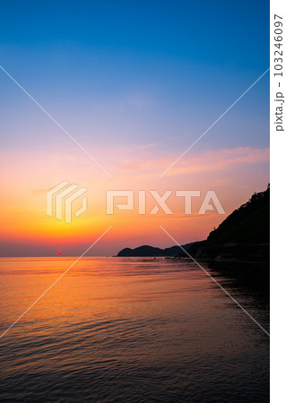 若狭湾の夕暮れ（福井県美浜町） 103246097