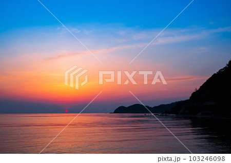 若狭湾の夕暮れ(福井県美浜町) 若狭湾の夕暮れ(福井県美浜町) 103246098