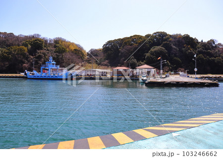 瀬戸内 前島へ入港するフェリーと係留中のからこと丸 103246662
